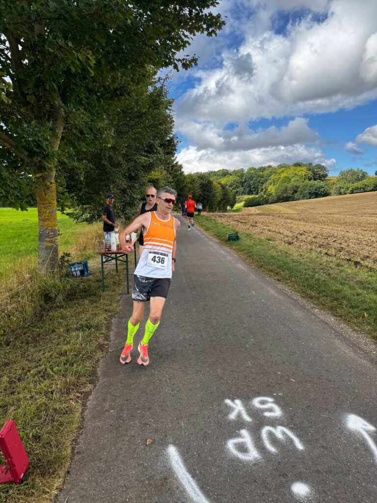 Kurstadtlauf 2025 – Läufer auf dem Leineradweg
