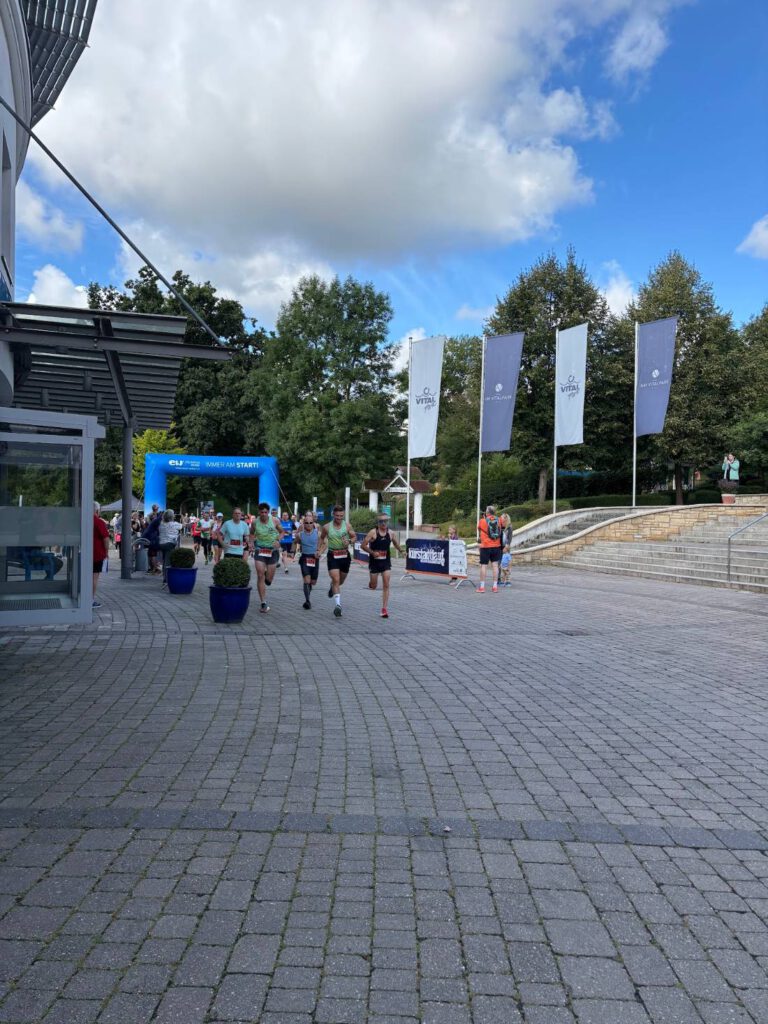 Kurstadtlauf 2025 – Startbogen auf dem Vorplatz des Vitalparks